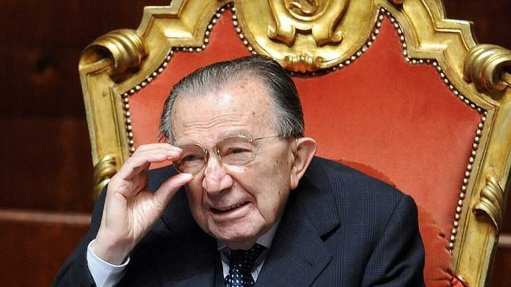 Com 2.678 dias no poder, Andreotti é o segundo premiê mais longevo da história da Itália republicana, atrás apenas de Silvio Berlusconi.