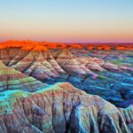 Badlands, nos EUA, abriga formações geológicas únicas e vastas pradarias.
