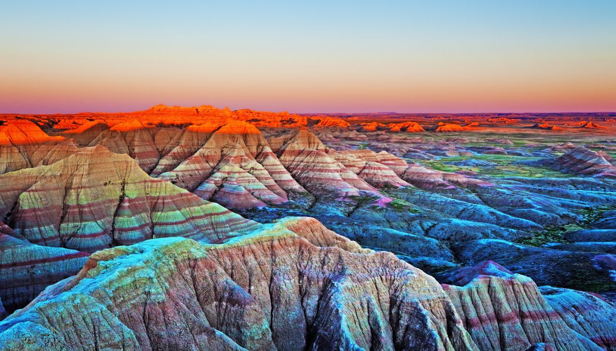 Badlands, nos EUA, abriga formações geológicas únicas e vastas pradarias.