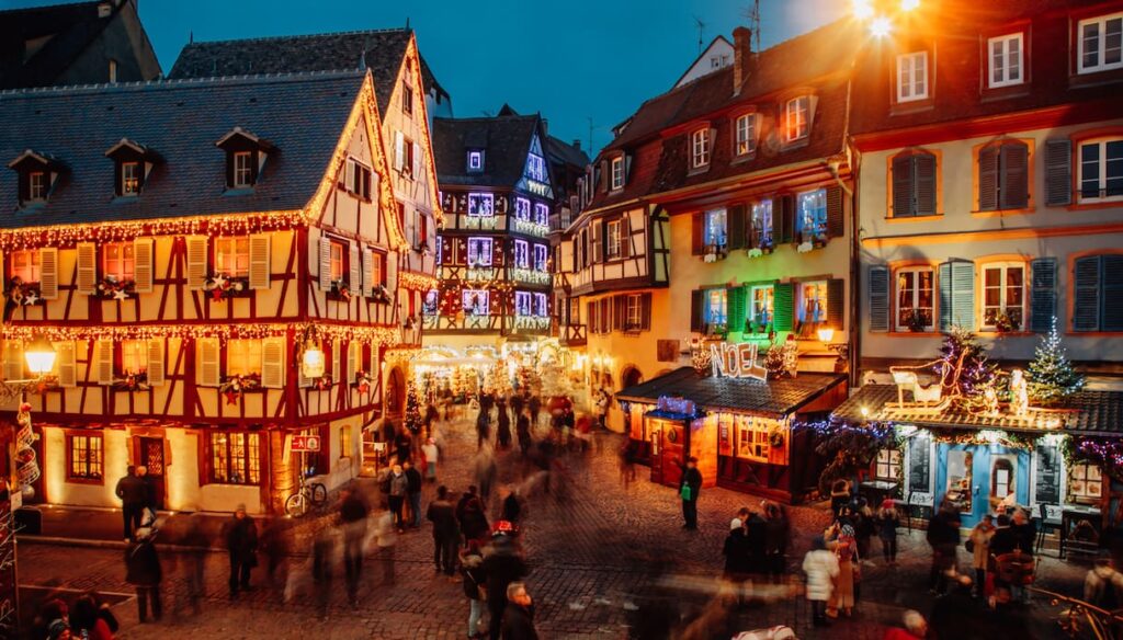 Mercado de Natal em Colmar, na França.