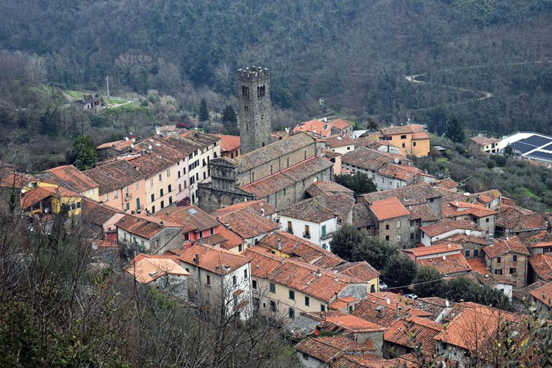 Com cerca de 1.400 habitantes, Villa Basilica lançou em 2025 seu programa de casas por um euro para atrair novos moradores.