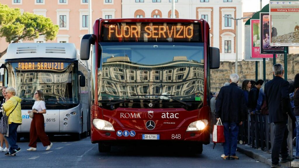 Ônibus da rede pública de Roma com aviso "fora de serviço" durante greve