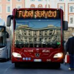 Ônibus da rede pública de Roma com aviso "fora de serviço" durante greve