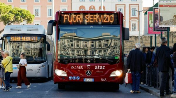Ônibus da rede pública de Roma com aviso "fora de serviço" durante greve
