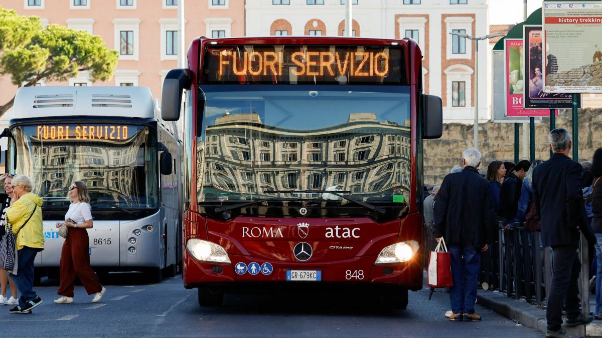 Ônibus da rede pública de Roma com aviso "fora de serviço" durante greve