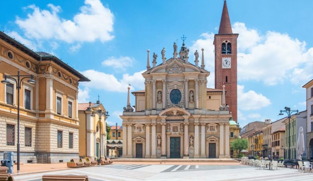 Com cerca de 83 mil habitantes, Busto Arsizio é a maior cidade da província de Varese.