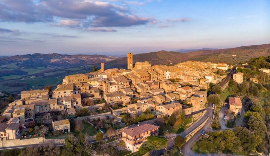 Vista aérea de Radicondoli, vila medieval na Toscana que oferece aluguel subsidiado e incentivo para novos moradores.