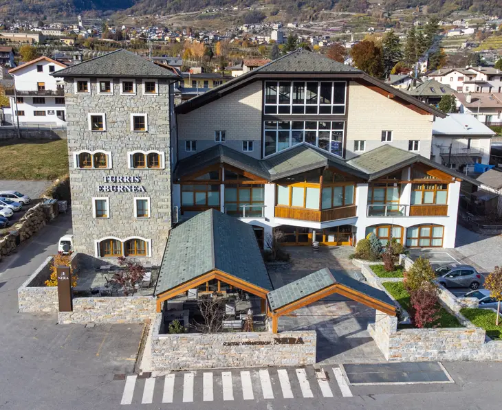 Fachada da Turris Eburnea, edifício símbolo de hospitalidade e tradição na Valtellina