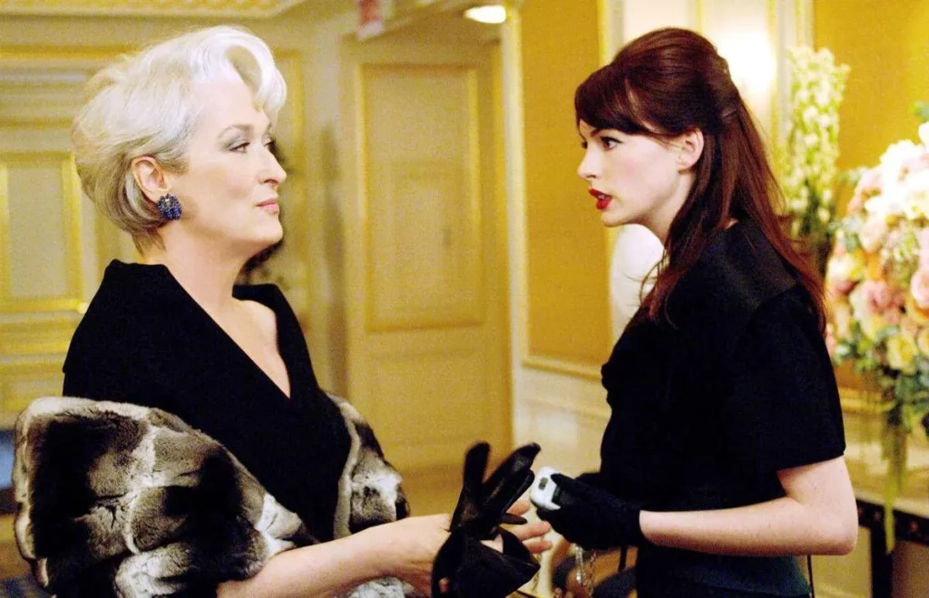 Cena icônica de O Diabo Veste Prada, filme que marcou o universo da moda no cinema.