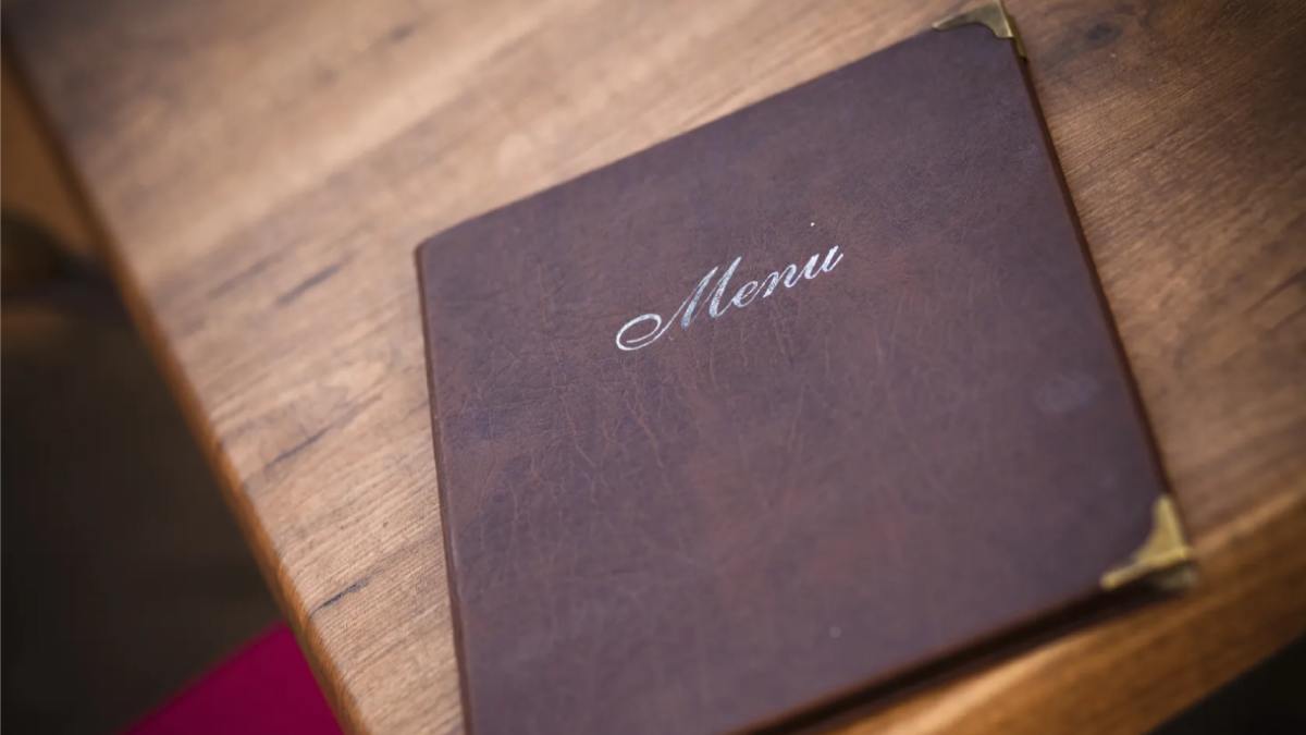 Restaurante aposta em fórmula minimalista inspirada nas brasseries de Paris