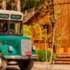 Ônibus histórico da linha Ana Rech–Caxias conduz visitantes na Villa dei Troni, parque temático da cultura italiana na Serra Gaúcha.
