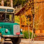 Ônibus histórico da linha Ana Rech–Caxias conduz visitantes na Villa dei Troni, parque temático da cultura italiana na Serra Gaúcha.