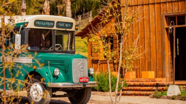 Ônibus histórico da linha Ana Rech–Caxias conduz visitantes na Villa dei Troni, parque temático da cultura italiana na Serra Gaúcha.