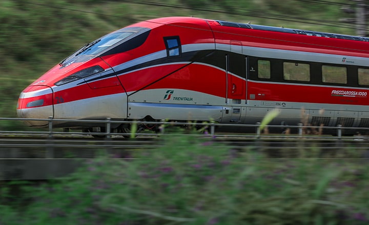 Trem de alta velocidade Frecciarossa 1000, operado pela Trenitalia, conecta as principais cidades italianas com rapidez e conforto.