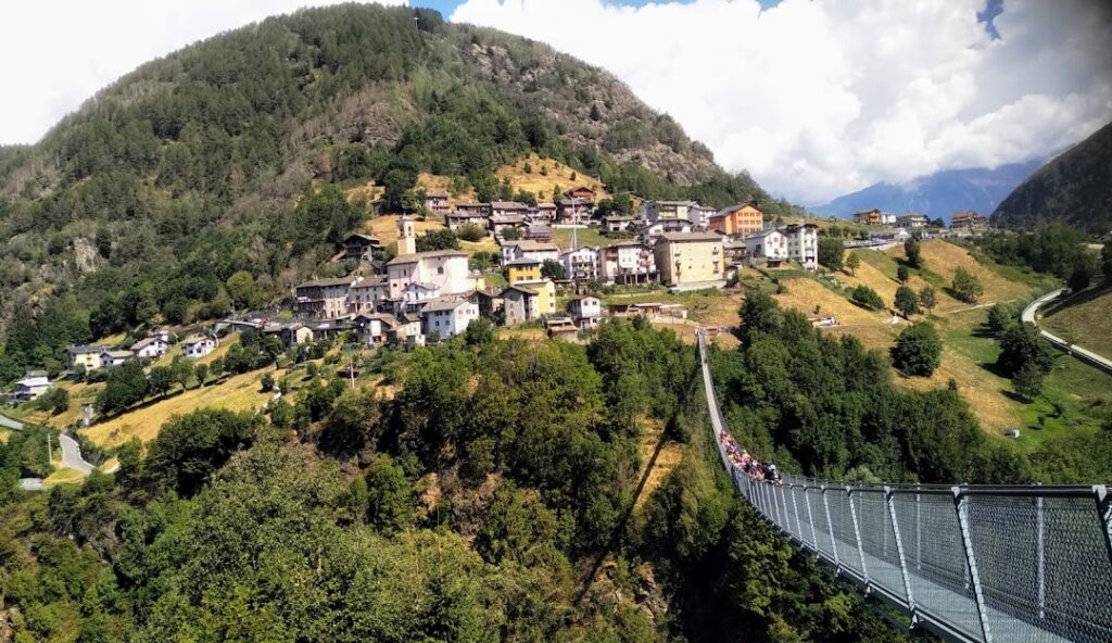 A vila de Campo Tartano vista do alto da Ponte nel Cielo, um dos atrativos mais surpreendentes da Valtellina.