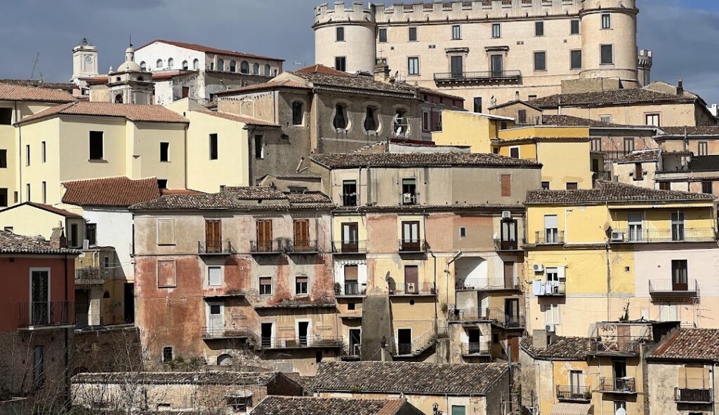Casas coloridas e fachadas antigas marcam a paisagem urbana de Corigliano-Rossano, reflexo da rica herança arquitetônica da região de Cosenza,na Calábria.