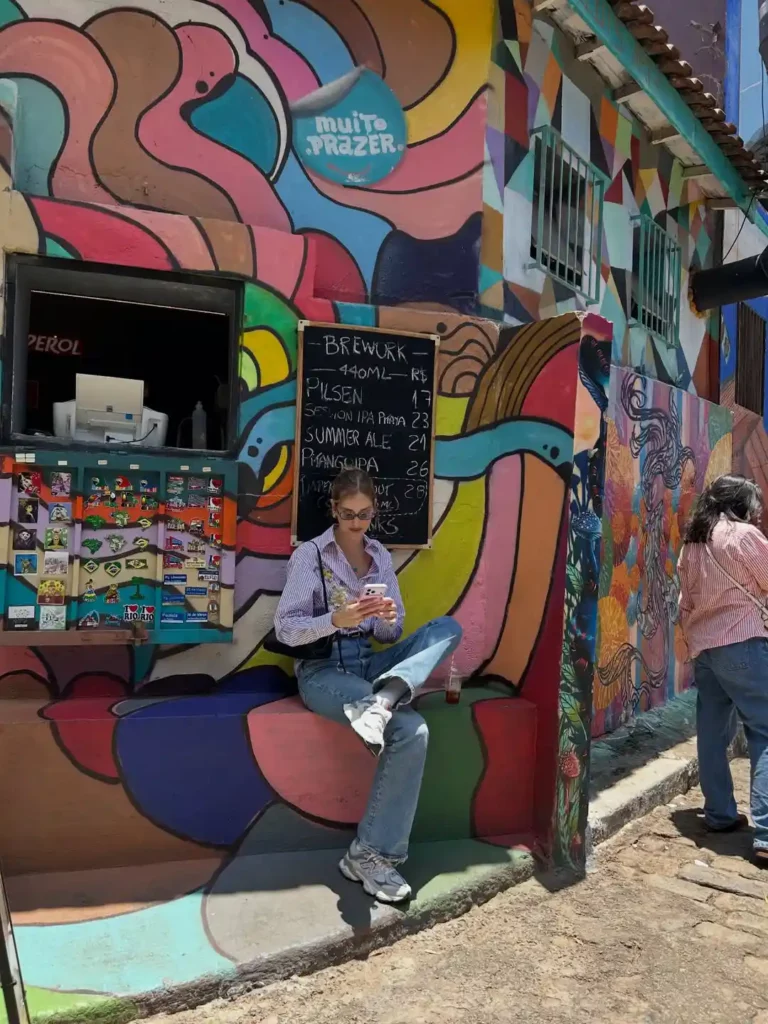 Influenciadora italiana registra passagem pelo Beco do Batman, ponto turístico famoso pelas obras de arte urbana na Vila Madalena.
