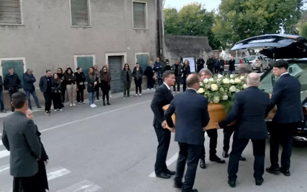 Funeral de brasileira morta na Itália comove cidade e reacende debate sobre feminicídio.