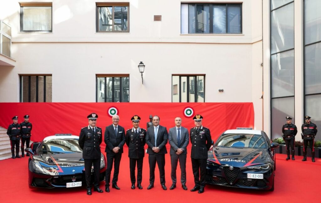 Modelos Maserati MCPura e Alfa Romeo Giulia Quadrifoglio são apresentados oficialmente à corporação com apoio da Stellantis