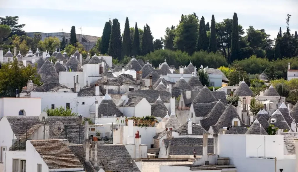Trulli de Alberobello formam um dos cenários mais fotografados da Puglia e ajudam a explicar o aumento das buscas por vilarejos italianos em 2025.