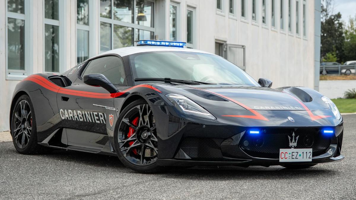 Maserati MCPura, o primeiro da marca a integrar a frota dos Carabinieri, será usado em missões de transporte médico urgente