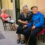 Idosos aproveitam a sombra nas ruas estreitas de Nicósia, uma pequena cidade da Sicília, cenário típico do interior italiano | Depositphotos