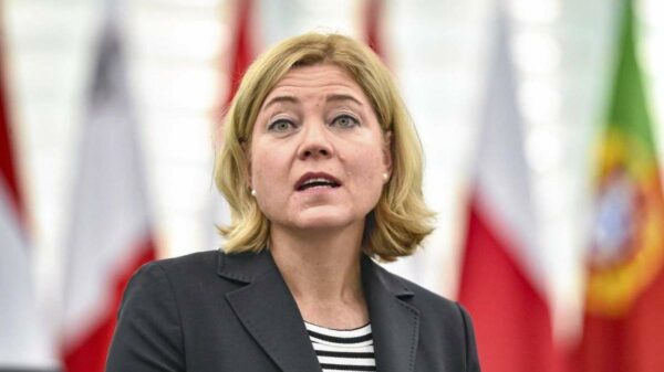 Henna Virkkunen, vice-presidente executiva para Soberania Tecnológica, Segurança e Democracia da Comissão Europeia, afirma que o Banco de Talentos da UE é um passo decisivo para atrair profissionais e garantir recrutamento justo e transparente.