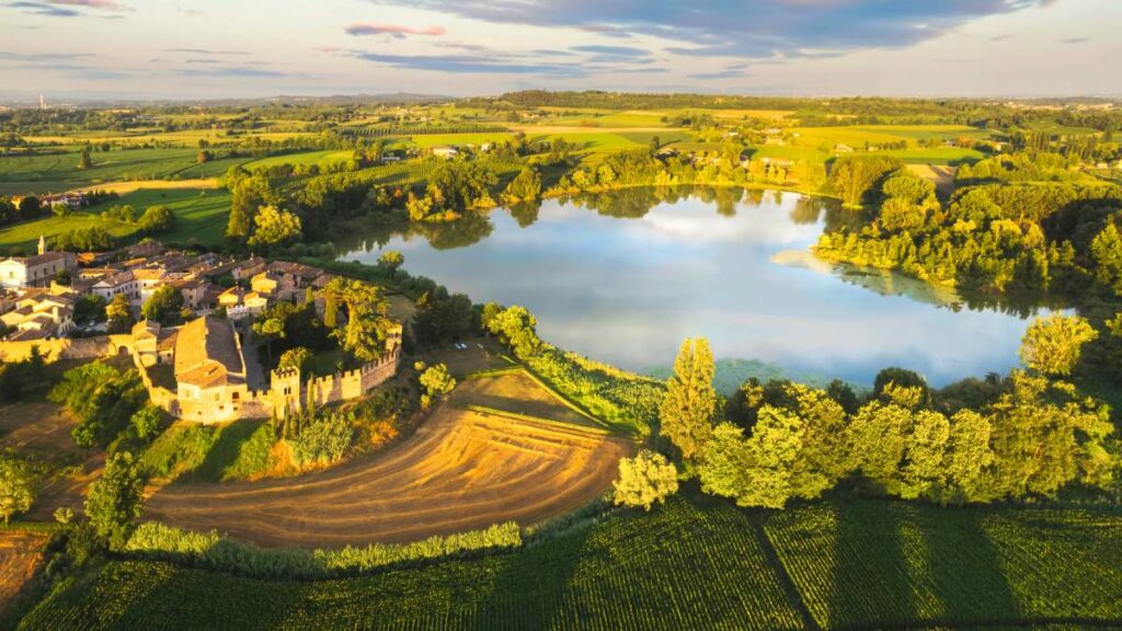 Castellaro Lagusello é um vilarejo medieval à beira de um lago em forma de coração, com muralhas antigas e um charme que parece saído de um conto.