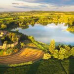 Castellaro Lagusello é um vilarejo medieval à beira de um lago em forma de coração, com muralhas antigas e um charme que parece saído de um conto.