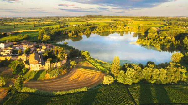 Castellaro Lagusello é um vilarejo medieval à beira de um lago em forma de coração, com muralhas antigas e um charme que parece saído de um conto.