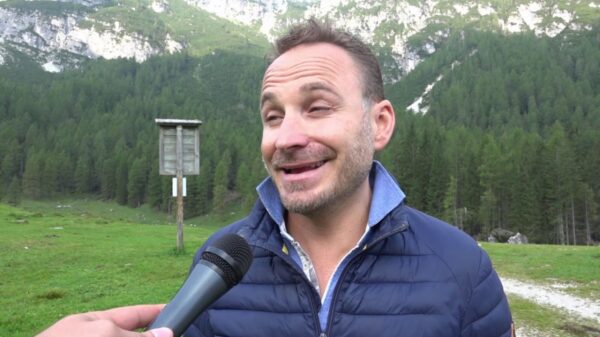 Enquanto critica os custos com eleitores no exterior, prefeitura comandada por De Pellegrin funciona menos horas que a agência dos Correios local