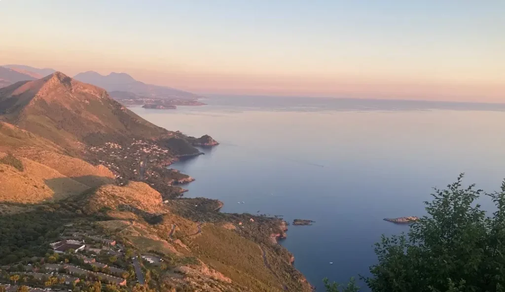O vilarejo de Maratea, na Basilicata, atrai visitantes pelas praias do Golfo de Policastro e pela vista ampla da costa ao entardecer.