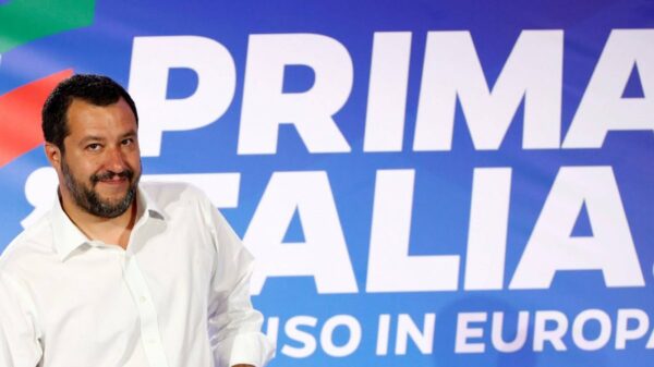 Slogan “Primeiro os Italianos” reforça o foco da Lega em políticas que priorizam cidadãos italianos em detrimento de imigrantes e estrangeiros.