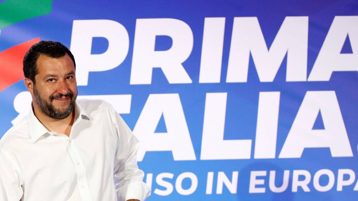 Slogan “Primeiro os Italianos” reforça o foco da Lega em políticas que priorizam cidadãos italianos em detrimento de imigrantes e estrangeiros.
