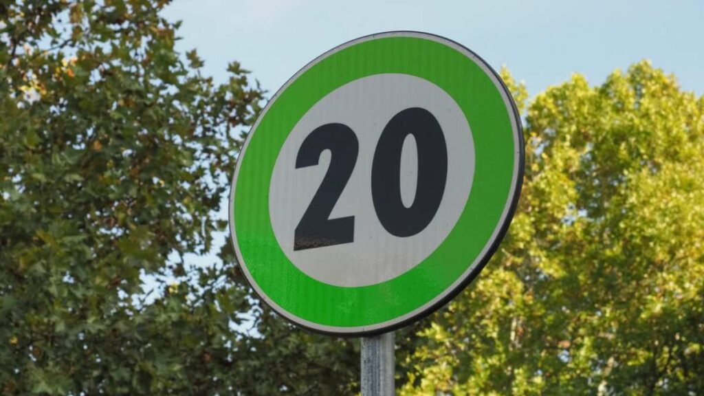 Placas de sinalização verdes: o que são e quando podem chegar à Itália.