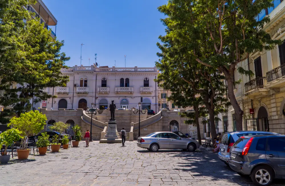 Paisagem urbana de Reggio Calabria, uma das últimas colocadas no ranking de qualidade de vida na Itália em 2025.