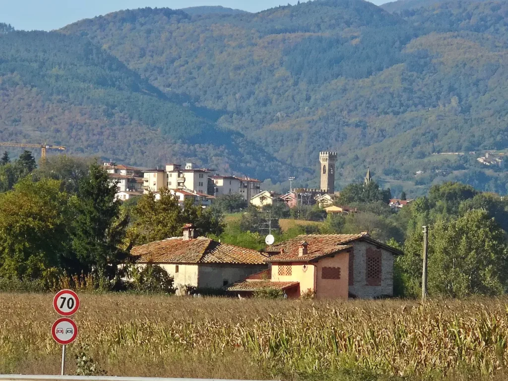 Scarperia (foto) e San Piero, na Toscana, combina história, artesanato tradicional e paisagens preservadas que ganharam destaque no novo relatório sobre vilarejos italianos.