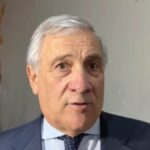 Após crise da cidadania, Tajani reaparece no Brasil com praça flutuante e discurso apaixonado.