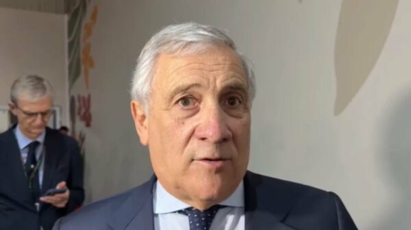 Após crise da cidadania, Tajani reaparece no Brasil com praça flutuante e discurso apaixonado.