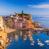 Colorida e à beira-mar, Vernazza permanece no topo das pesquisas entre turistas estrangeiros interessados nas Cinque Terre.