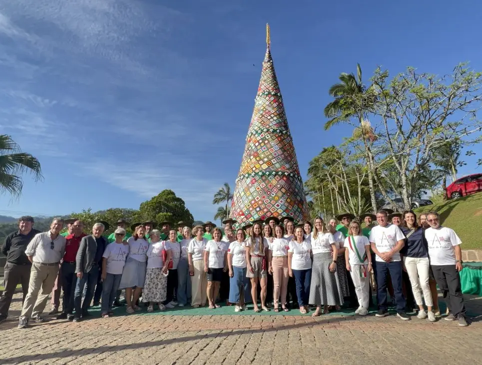 Em frente à maior árvore de crochê do Brasil, a prefeita italiana e representantes de Rodeio celebram laços entre Brasil e Itália.