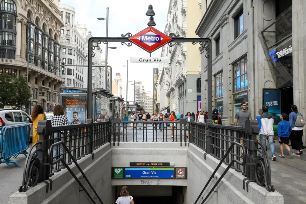 A Gran Vía, no centro de Madri, concentra comércio, serviços e transporte — atrativos para muitos italianos que escolhem viver na capital espanhola.