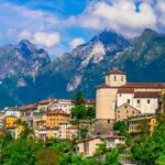 Prefeito de Pedras Grandes propõe romper pacto com Belluno em protesto ao decreto que limita cidadania italiana por descendência.