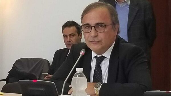 Merlo diz que carta de identidade é “inútil” para quem vive fora da Europa