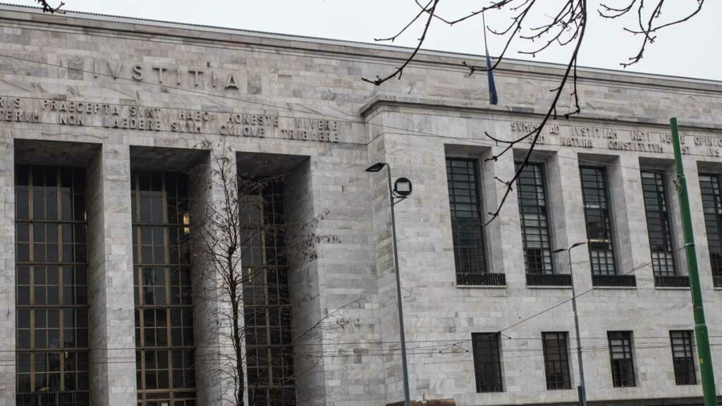 Tribunal decide separar o intervento de menor em ação de cidadania após contestação de nova lei.