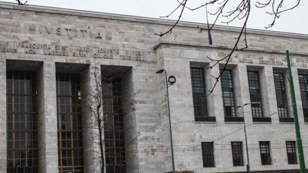 Tribunal decide separar o intervento de menor em ação de cidadania após contestação de nova lei.