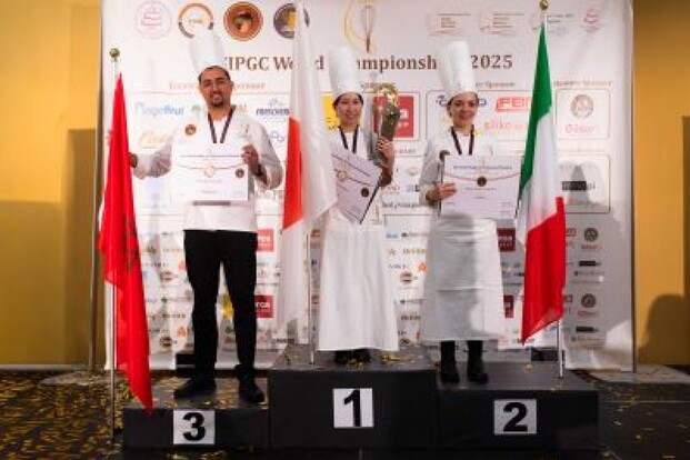 Aya Okada (centro) recebe o ouro no Mundial de Tiramisù, ao lado de Simon Loutid (Marrocos) e Milena Russo (Itália), em Roma.