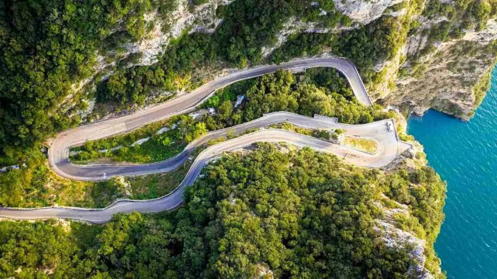 Rotas rodoviárias destacam-se por sua beleza natural, valor histórico e pela conexão com alguns dos vilarejos mais autênticos da Itália.