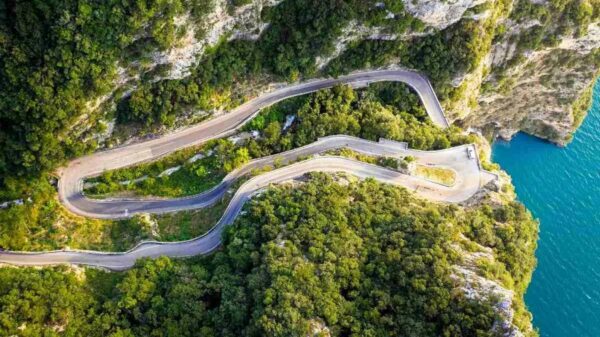 Rotas rodoviárias destacam-se por sua beleza natural, valor histórico e pela conexão com alguns dos vilarejos mais autênticos da Itália.