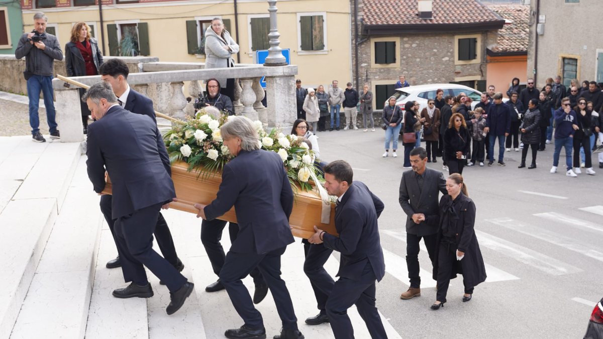 Cerimônia em Castelnuovo del Garda foi marcada pela presença da família e ausência da imprensa